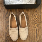 Naturalizer  Light Tan Slip-On Loafers 8.5 Photo 0