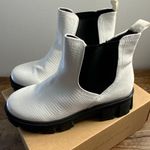 True Craft  Lug Boots 6.5 White Lizard Snake Print Booties‎ Photo 3