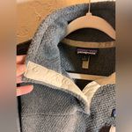 Patagonia women’s size LG 1/4 snap PolarTec in Gray and Cream pockets unisex Photo 4