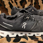 on cloud  six black shoes women’s size 9 Photo 1