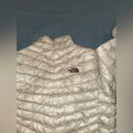The North Face  Women's Light Gray Thermoball Puffer Jacket size M Photo 4