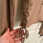 Hollister EUC women’s tan knit baby tee v-neck ruched crop long sleeve top Photo 2