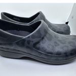 Crocs Neria Pro II Clogs Dual Comfort Sz 7 Leopard Print Comfort Slip Resistant Photo 4