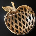 Trifari Vintage  Gold tone Striped basket weave Apple Brooch pin golden apple Photo 2