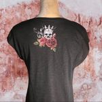 Rock & Republic  black tee/ skulls & roses Photo 3