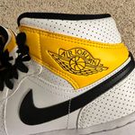 Air Jordan 1 Mid Photo 3