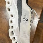 on cloud Running Shoes Photo 2