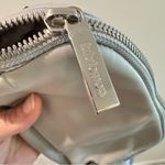 Lululemon  Everywhere Belt Bag Grey White Stripe 1L. Photo 2