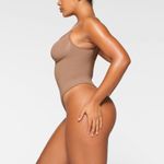 SKIMS NEW Seamless Sculpt Thong Bodysuit in Sienna Size XS Has Small Hole Photo 2