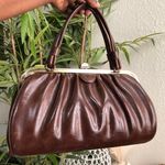 1970s Brown vintage leather ruched pleated shoulder hand bag purse gold tone hardware. Photo 0