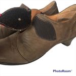 THINK! Medallion Keyhole Pump Heels Maryjanes Shoes Brown Size 6.5 Photo 5