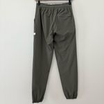 Vuori  Women’s Miles Jogger Pants in Oregano Olive Green Size XXS Retail $118 Photo 8
