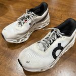 on cloud Running Shoes Photo 1