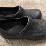 Crocs Women’s Neria Pro II Graphic Work Clogs Black Floral Metallic Rose Size 9 Photo 3