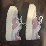 New Balance pink shoes Photo 0