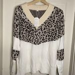 NWT Leopard Color Block V Photo 2