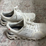 on cloud  Shoes Running Photo 0