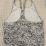 Old Navy Active  Patterned workout cropped tank Removable padding Photo 1
