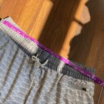 Vuori  2.5” Clementine Arhletic Lined Shorts Mini Pocket Drawstring Waist Printed Photo 6