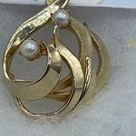 Brooks Vintage 3D plume and cultured pearl brooch. Photo 2