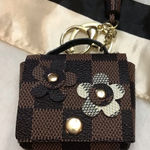 1 PC CREATIVE LEATHER FLOWER KEY CHAIN Black Photo 0