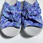 Bzees  7W Blue Tie DyeBow Embellished Washable Slide Sandals Photo 2