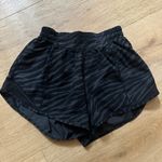 Lululemon  Hotty Hot Low Rise Short 4" in Le Tigre Camo Deep Coal Multi / Black Photo 2