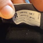 On women’s size 9 cloud 5 sneakers Black Photo 7