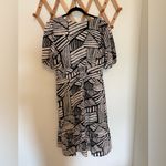 Black and White V Neck Short Sleeve Dress Size L Photo 2