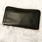 Tory Burch | Amanda Continental Zip-around wallet Black Pebbled Leather Gold Photo 5