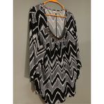 Avenue  Black And White Chevron Print Detailed Neck Bat Wing Top Size 22/24 Photo 2