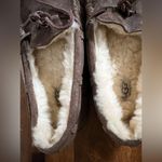 UGG  Dakota Suede Leather Sheepskin Lining Rubber Sole Moccasin sz 8 Photo 4