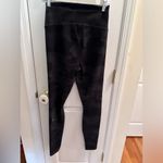 Alo Yoga LEGGINGS - BLACK CAMO - SIZE MED Photo 2