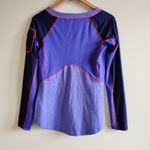 Merrell Long Sleeve Athletic Top Shirt Neon Trim Sleeve Pocket Purple Size Small Photo 2