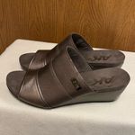 AK Sport Metallic Silver Slides Sandals Slip On Wedge Heel Akchanay Sz 9M Photo 2