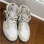 Nike  Air Jordan 1 Mid Photo 1