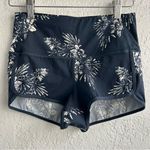 Vuori  Navy Floral Activewear Photo 7