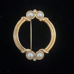 Monet  gold tone rhinestone and pearl brooch Photo 2