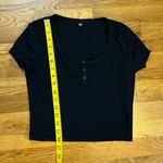 Uniqlo Women’s Small Black Ribbed Short Sleeve Button Crop Top Shirt Top Casual Photo 3