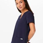 FIGS  size large Casma Three-Pocket Scrub Top | technical collection Photo 6