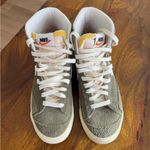 Nike Women’s  Mid ‘77 Blazer High Top Size 7 Olive Green Holiday Gift Shoe Photo 3