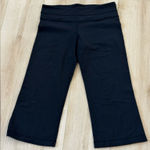 Lululemon *Flawed Athletica Black wideleg reversible Capri Leggings Photo 0