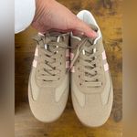 Madden Girl NWT Women's 9.5 M Taupe & Pink Sneakers Kory Photo 2