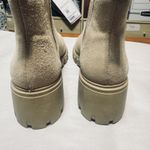 Steve Madden  Boots Womens 9M Howler Chelsea Beige Suede Leather Lug Sole Pull On Photo 5