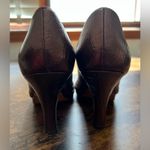 Tahari | Mel ladies high heeled peep to shoes. Size: 9M. Photo 4