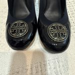 Tory Burch  Caroline 8 navy patent gold logo flex pumps heels 3051 Photo 4