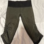 Lululemon Women’s  Black Green Chevron Patterned Cropped Leggings EUC Size 8 Photo 0