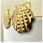 Diane Von Furstenberg Gold tone  vintage seashell clip on earrings. Photo 5