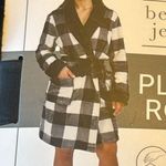 Buffalo checkered cozy plush robe size large White Photo 1