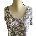 Philosophy Beautiful gray and white floral top, v neck, short sleeves Photo 2